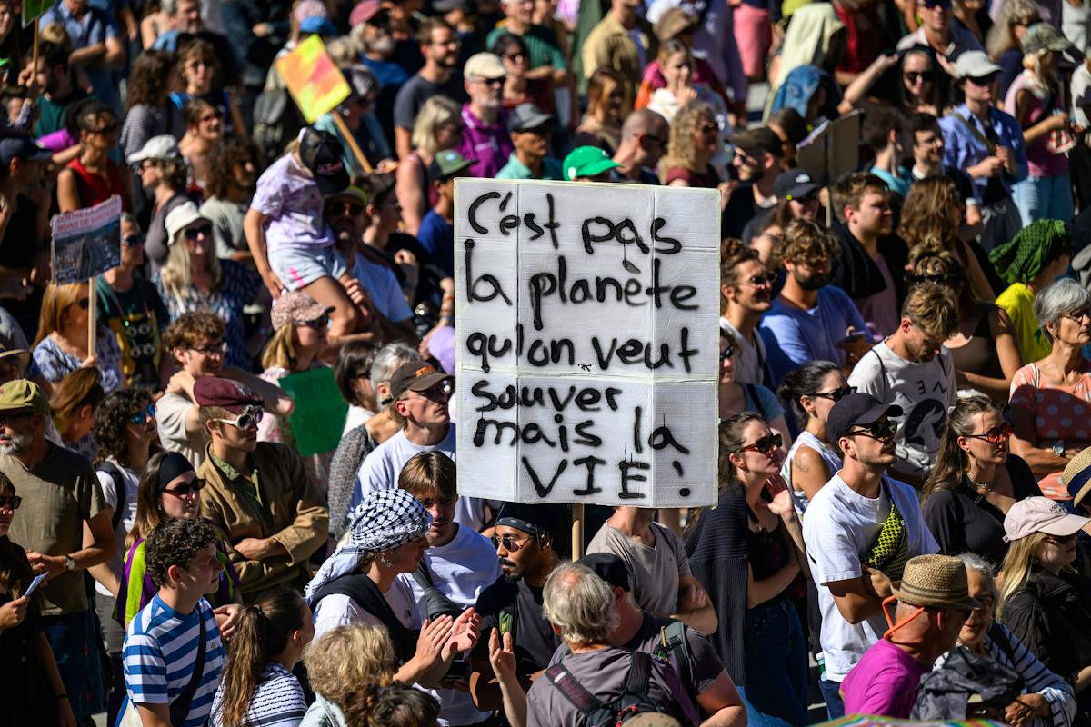 Thousands of Protesters March in Swiss Cities to Demand Urgent Climate Action