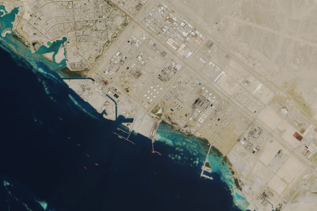 Yemeni forces repel Houthi attacks along the Red Sea coast as missiles are intercepted.