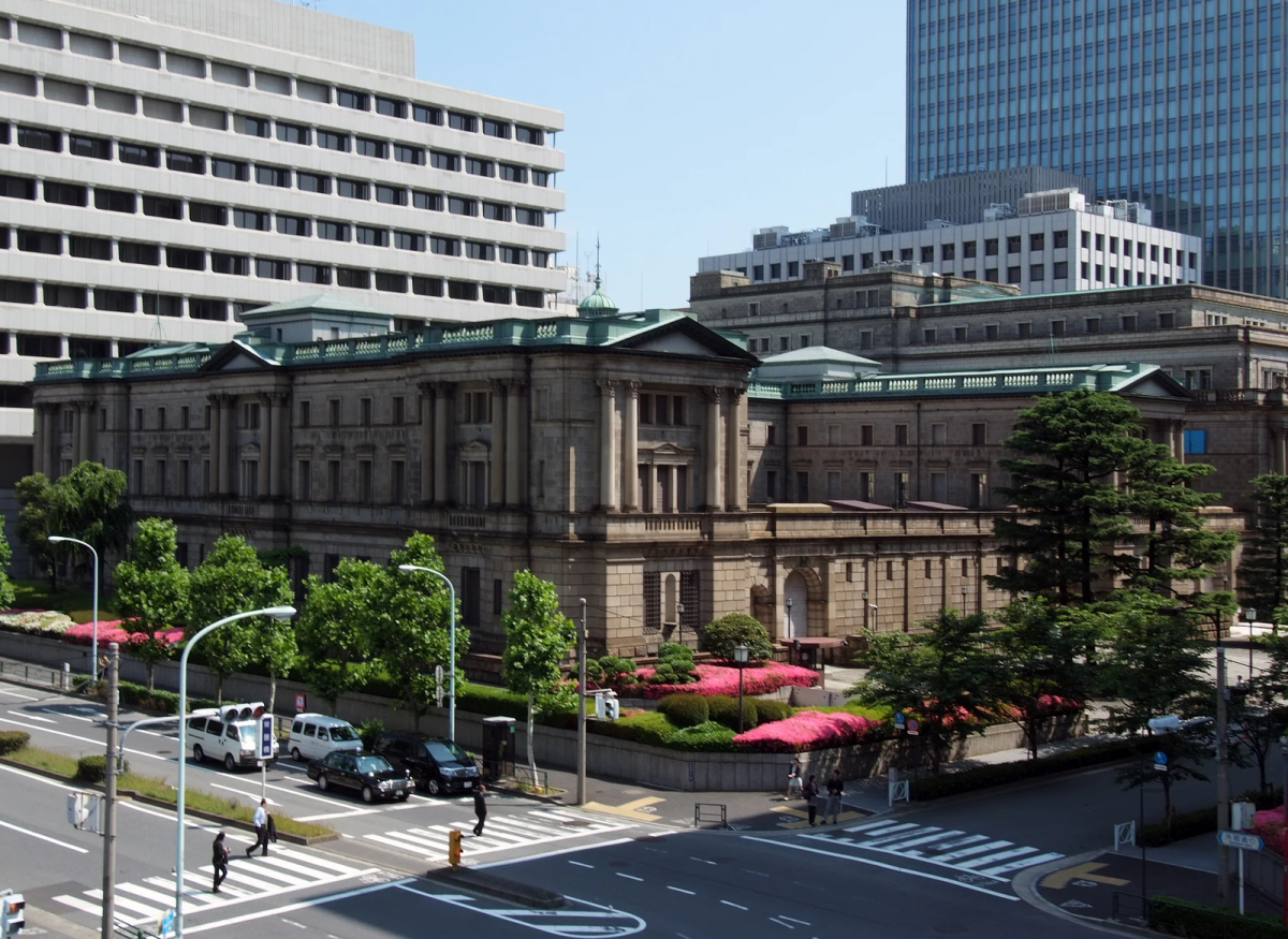 Yen Surges, Bank of Japan Hike Nears