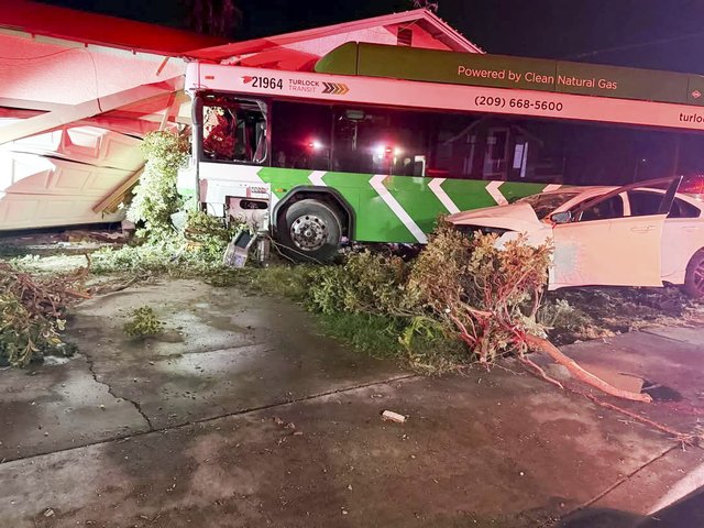 One Dead and Multiple Injured After Bus Collides with Vehicles in Victoria
