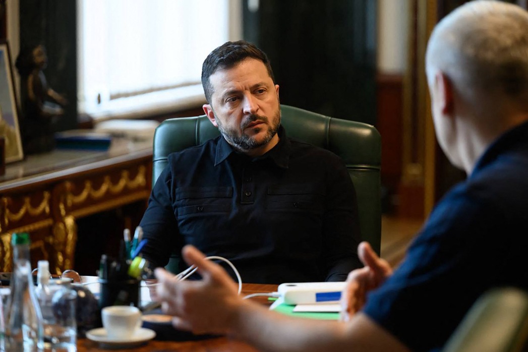 Ukraine orders a four-day frontline ceasefire as US envoys arrive for peace talks.