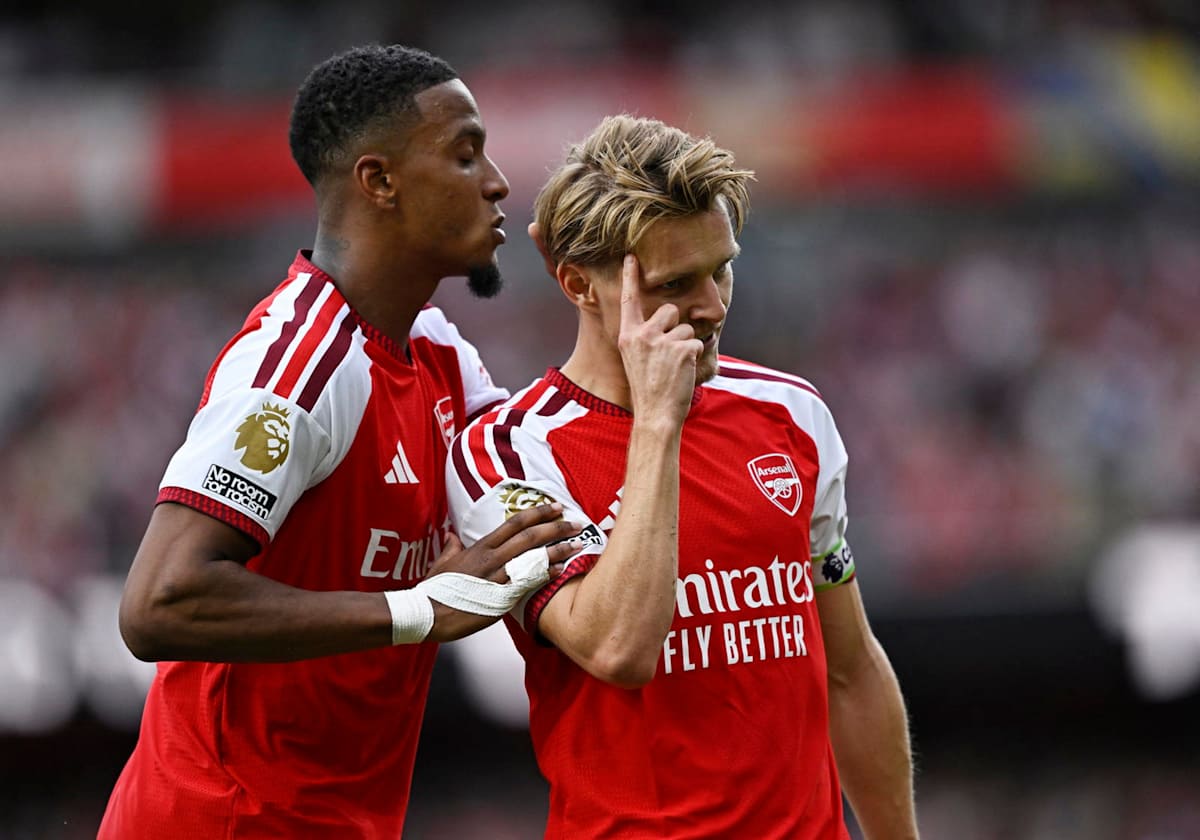 Arsenal defeats Chelsea 2-1 to claim a third consecutive Premier League victory.