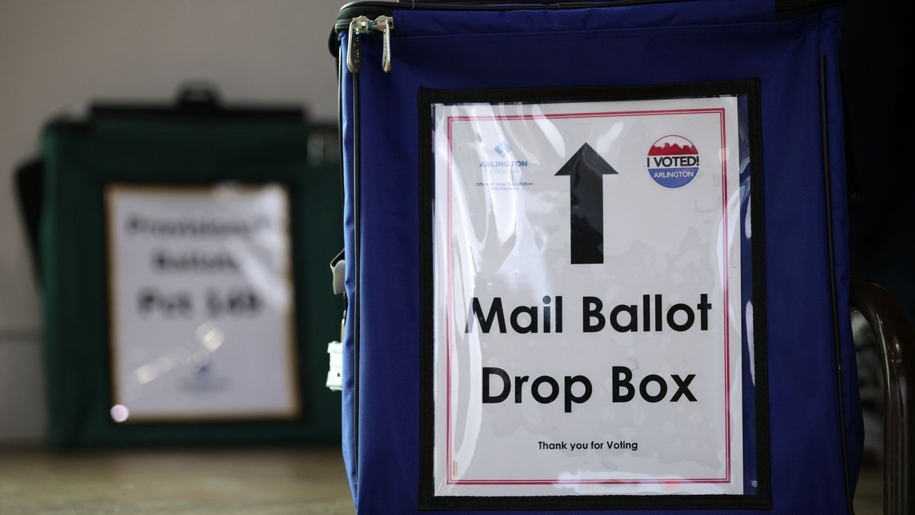 Should the federal government require citizenship verification before issuing mail-in ballots?