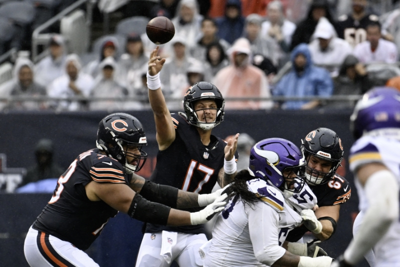 Bears’ Bagent Enters Concussion Protocol, Eagles Availability Unclear
