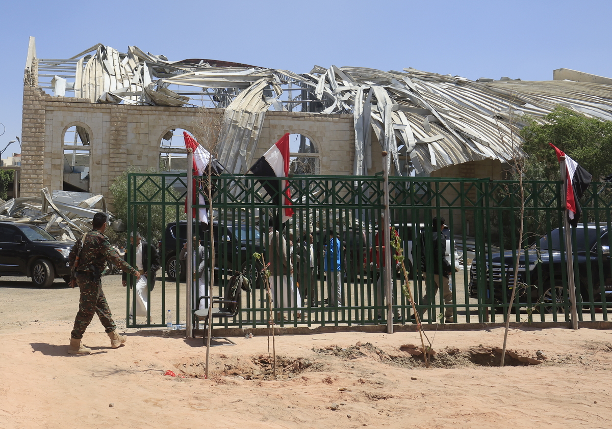 Yemeni Forces Launch Airstrikes on Houthi Strongholds Following Aramco Facility Attack