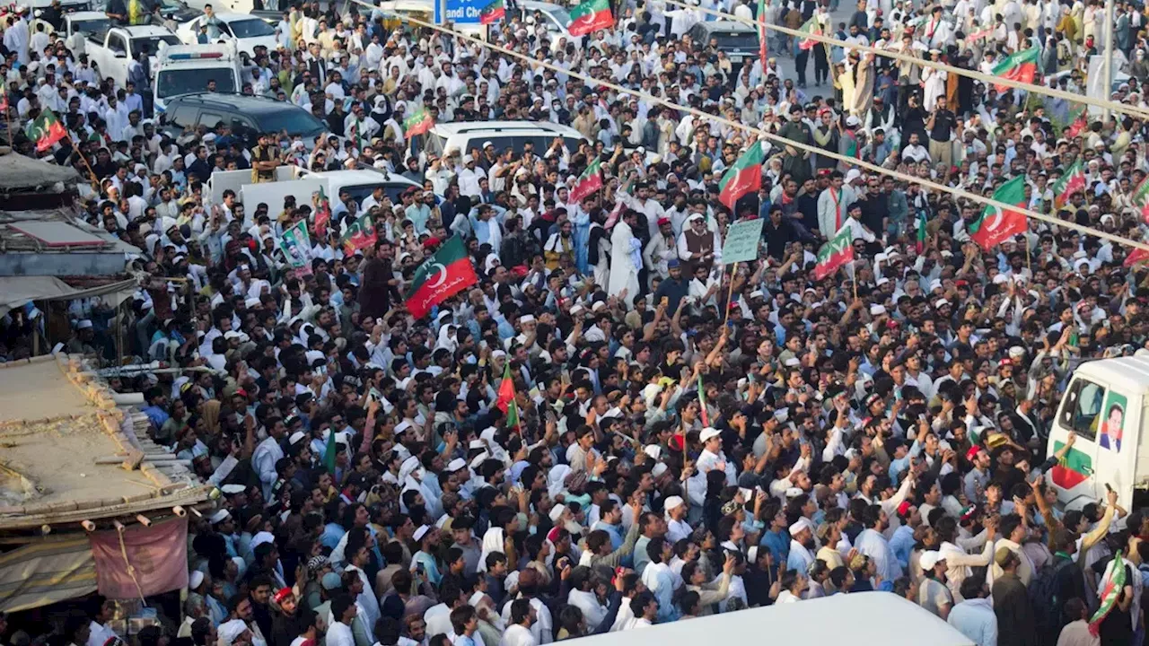 Thousands of Imran Khan Supporters Begin March to Islamabad Demanding His Release