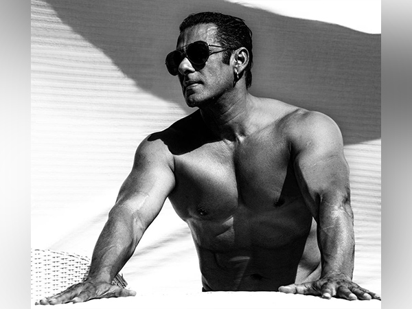Delhi High Court asks Salman Khan to respond to producer's film suit stay plea.