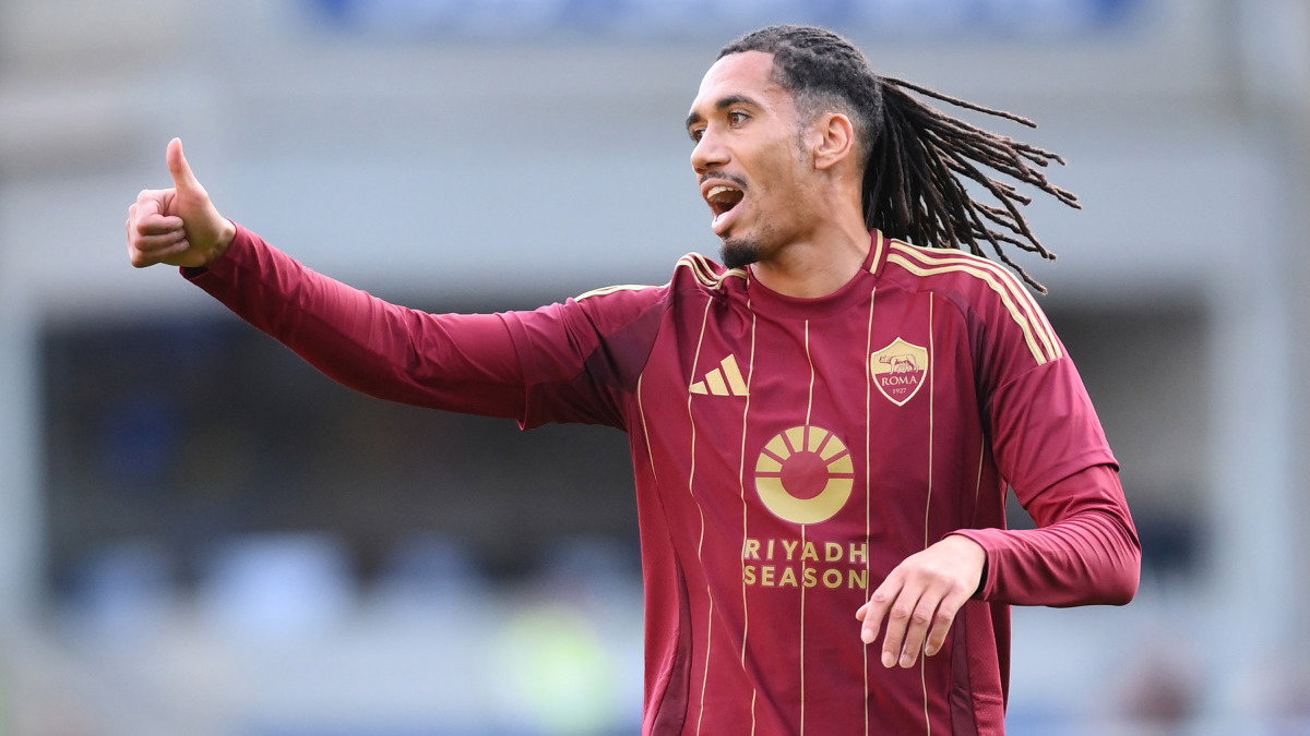 Former Manchester United defender Chris Smalling joins Porto on a free transfer.