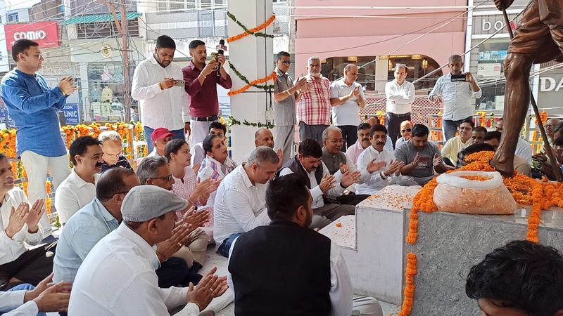 Gujarat Announces 30% Khadi Rebate as Leaders Honor Gandhi Jayanti Across India
