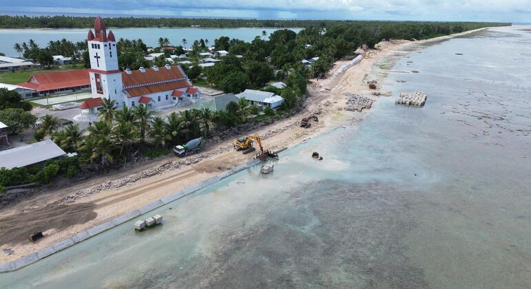 Fiji climate talks tackle rising seas and fossil fuel transition divisions