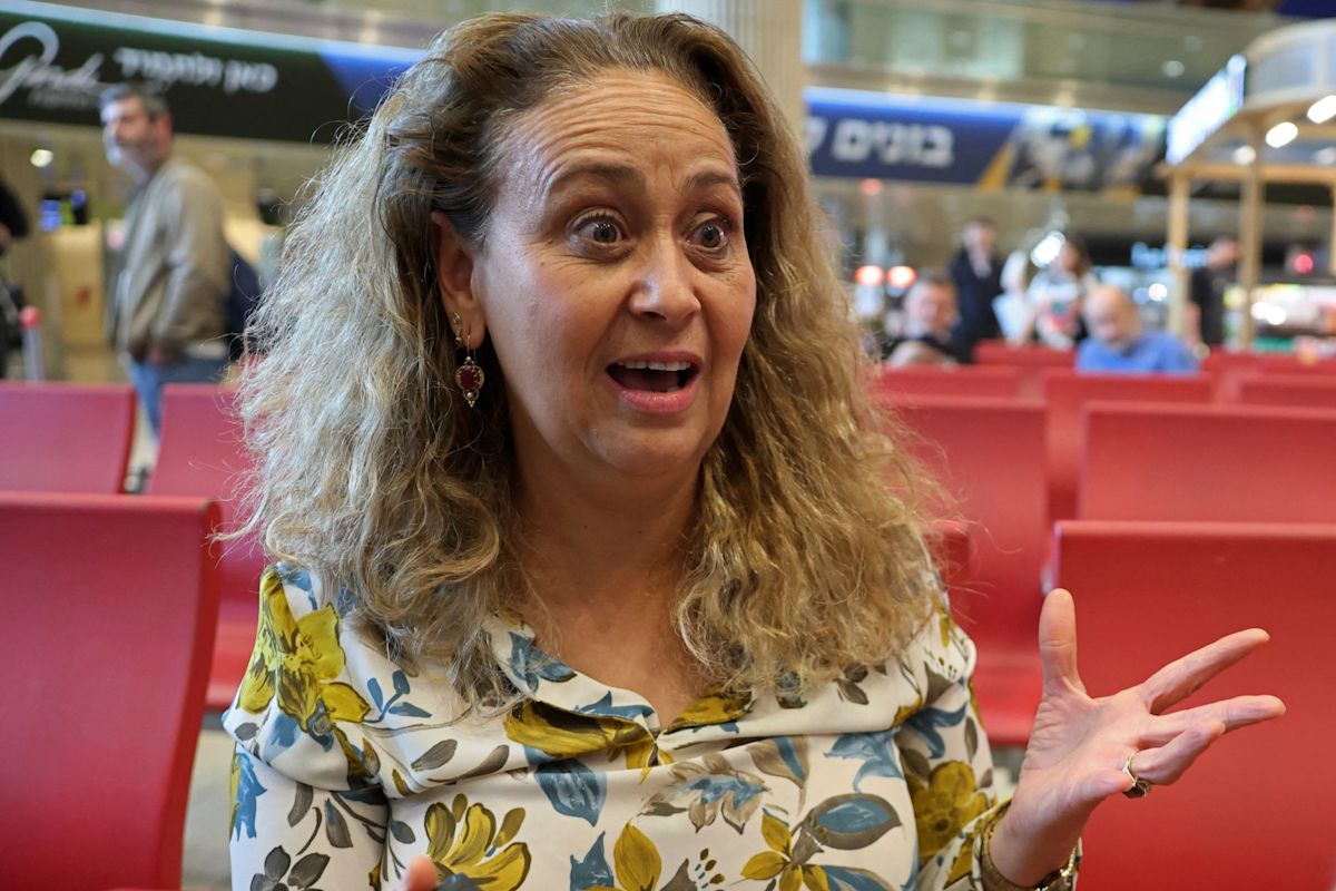 Mother and daughters recount surviving an alleged cockpit attack on an Israel-bound flight