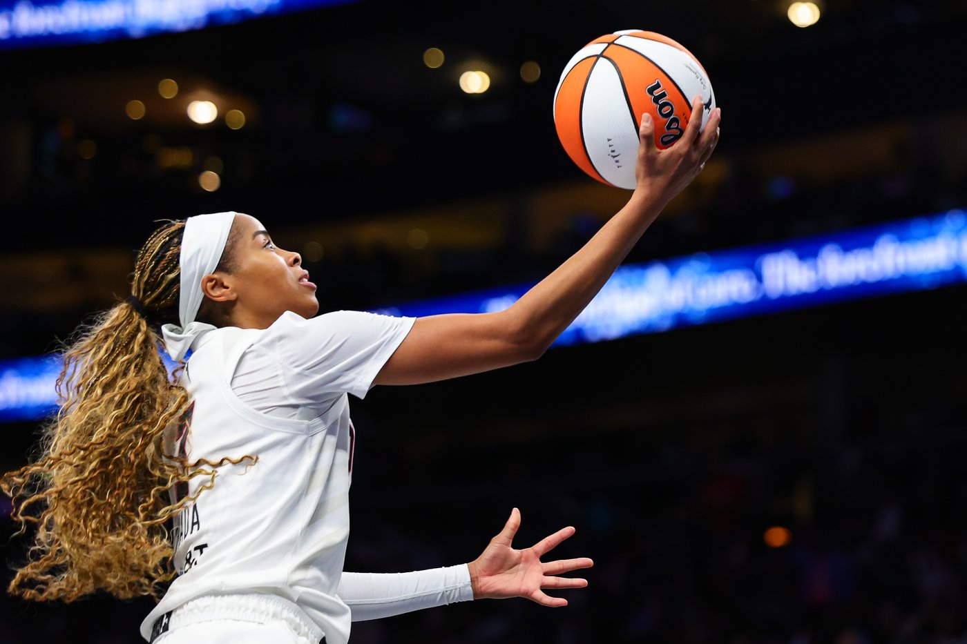 Atlanta Dream defeat the New York Liberty 92-82 to take series lead.