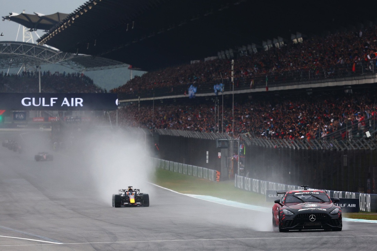 Software Glitch Stalls F1 Cars and Delays Bahrain Grand Prix Start