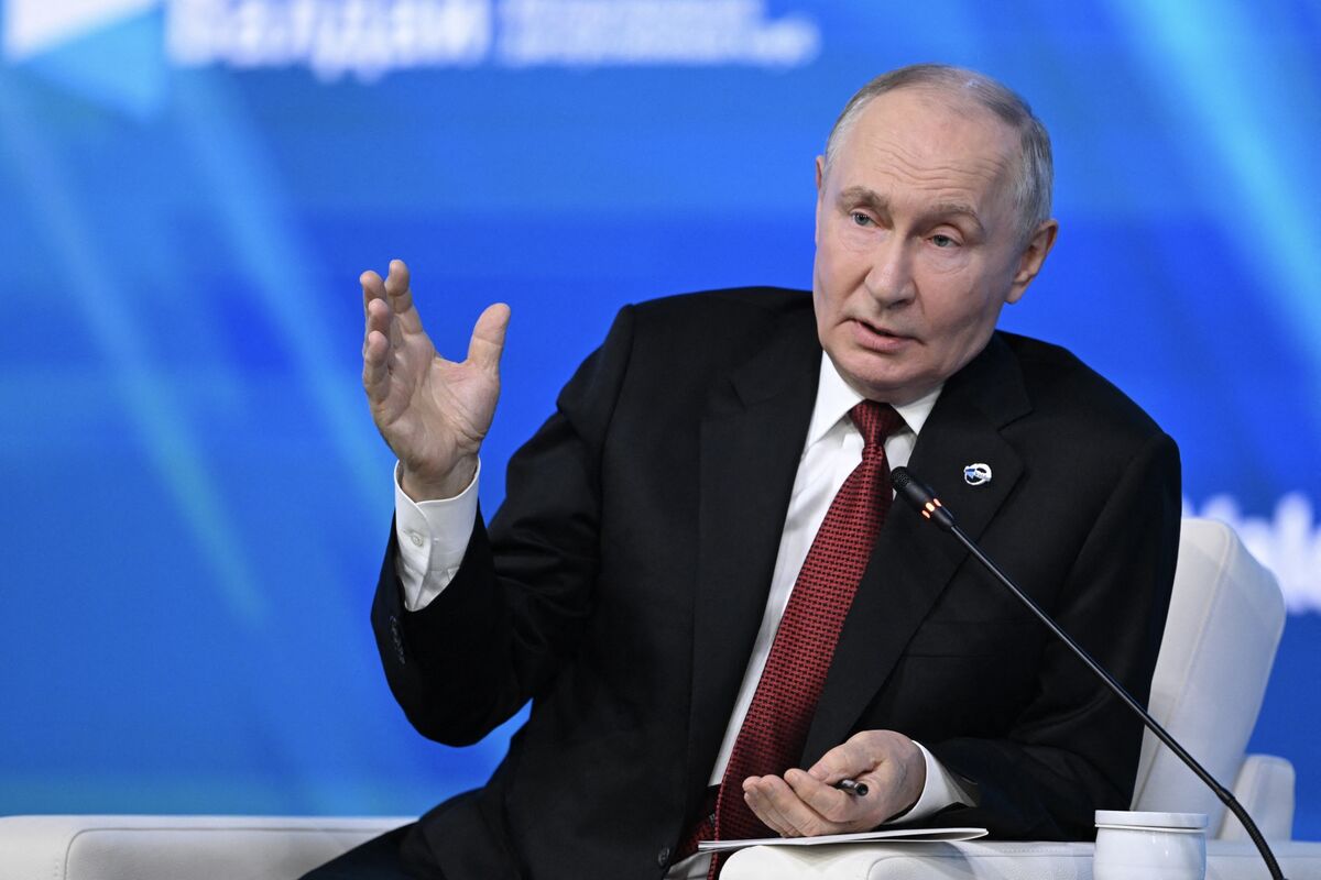 Russian President Vladimir Putin Issues New Nuclear Weapons Warning Amid Ongoing Conflict