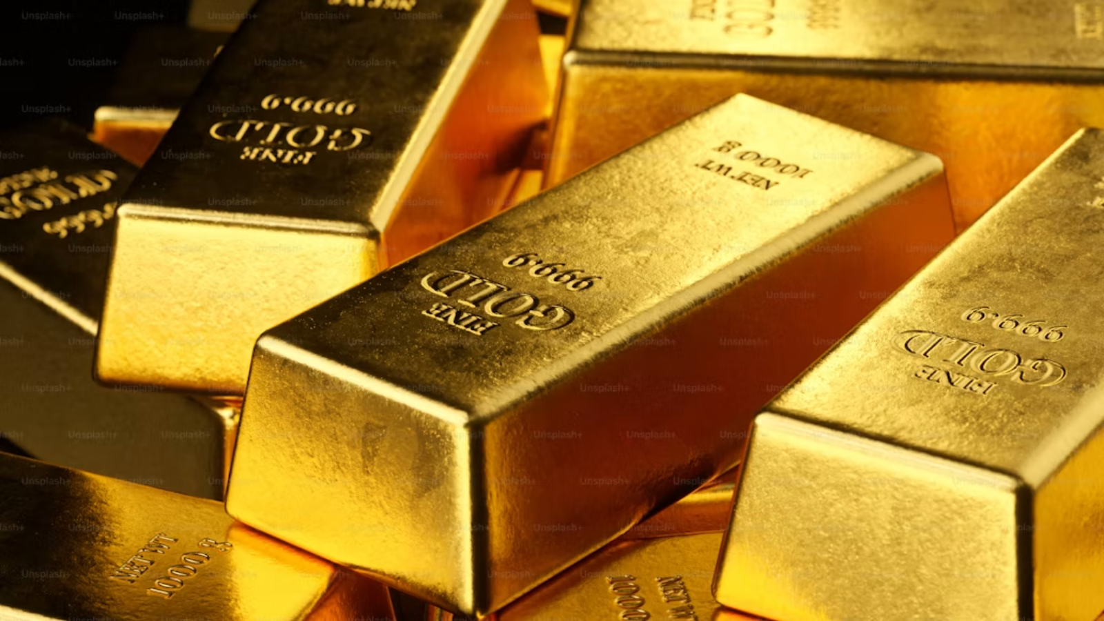 Pakistan gold prices drop following a decline in international bullion markets.