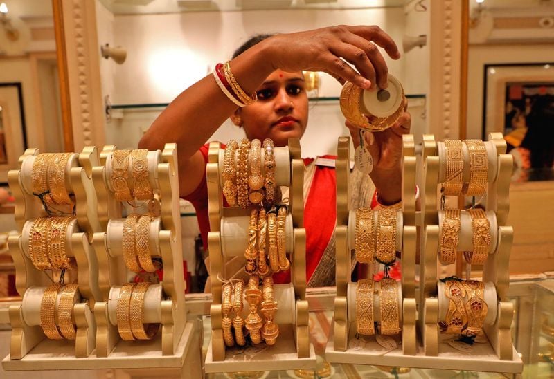 Gold Heads for Weekly Loss as Stronger Dollar and Treasury Yields Weigh Heavily