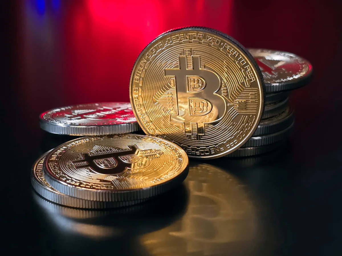 Bitcoin ETFs Face Rare Outflows While Massive Binance Withdrawals Signal New Accumulation Trends
