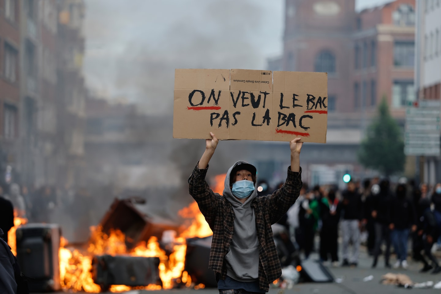 French High School Students Clash With Police Over Deteriorating School Conditions