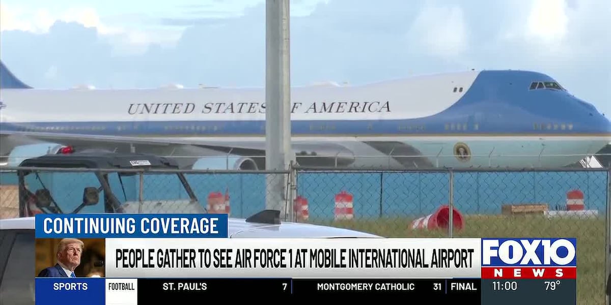 Mobile residents get an up-close look at President Trump's arrival in Alabama.