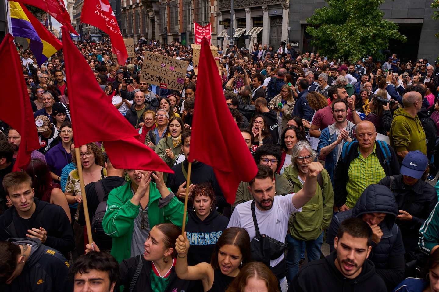 Spanish Parliament Rejects Eviction Freeze, Sparking Political Crisis and Early Election Calls
