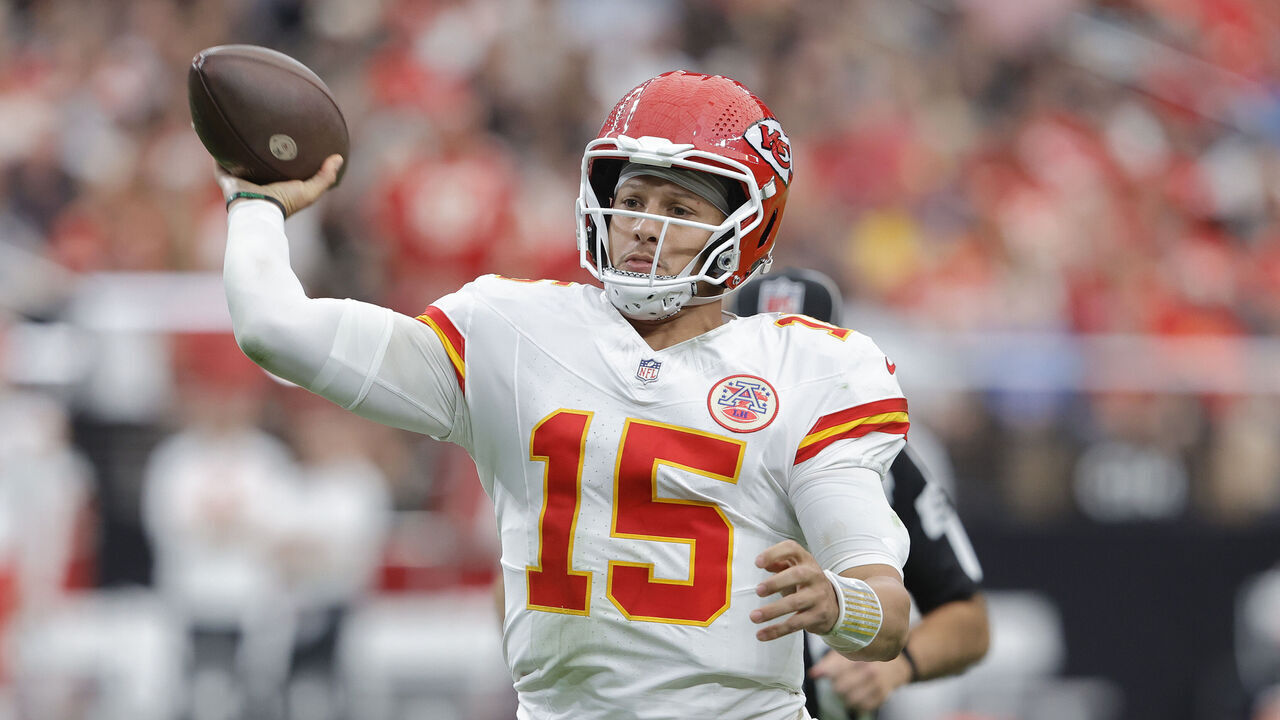 Chiefs Move to 4-0 After Narrowly Defeating the Raiders 30-27