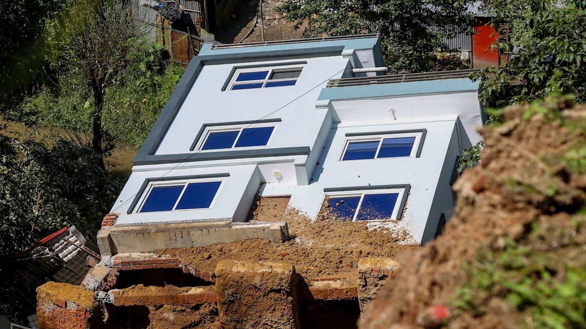 Fresh landslides and heavy rain kill 30 people and strand hundreds of trekkers in Nepal