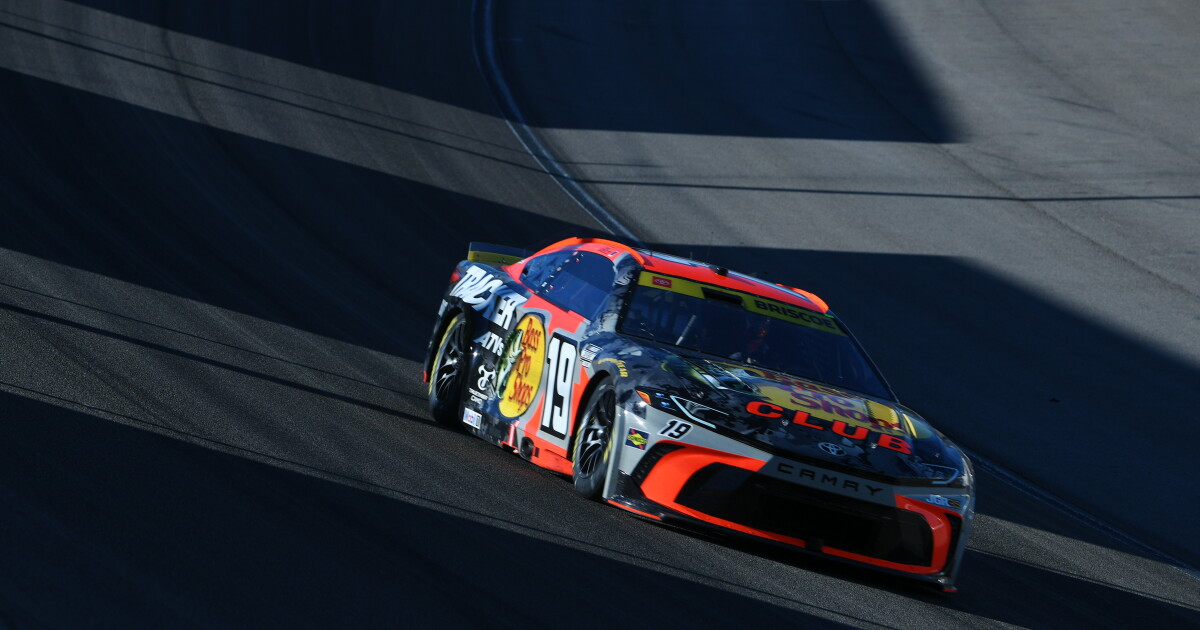 Chase Briscoe fends off Kyle Larson to secure his first victory in Las Vegas.