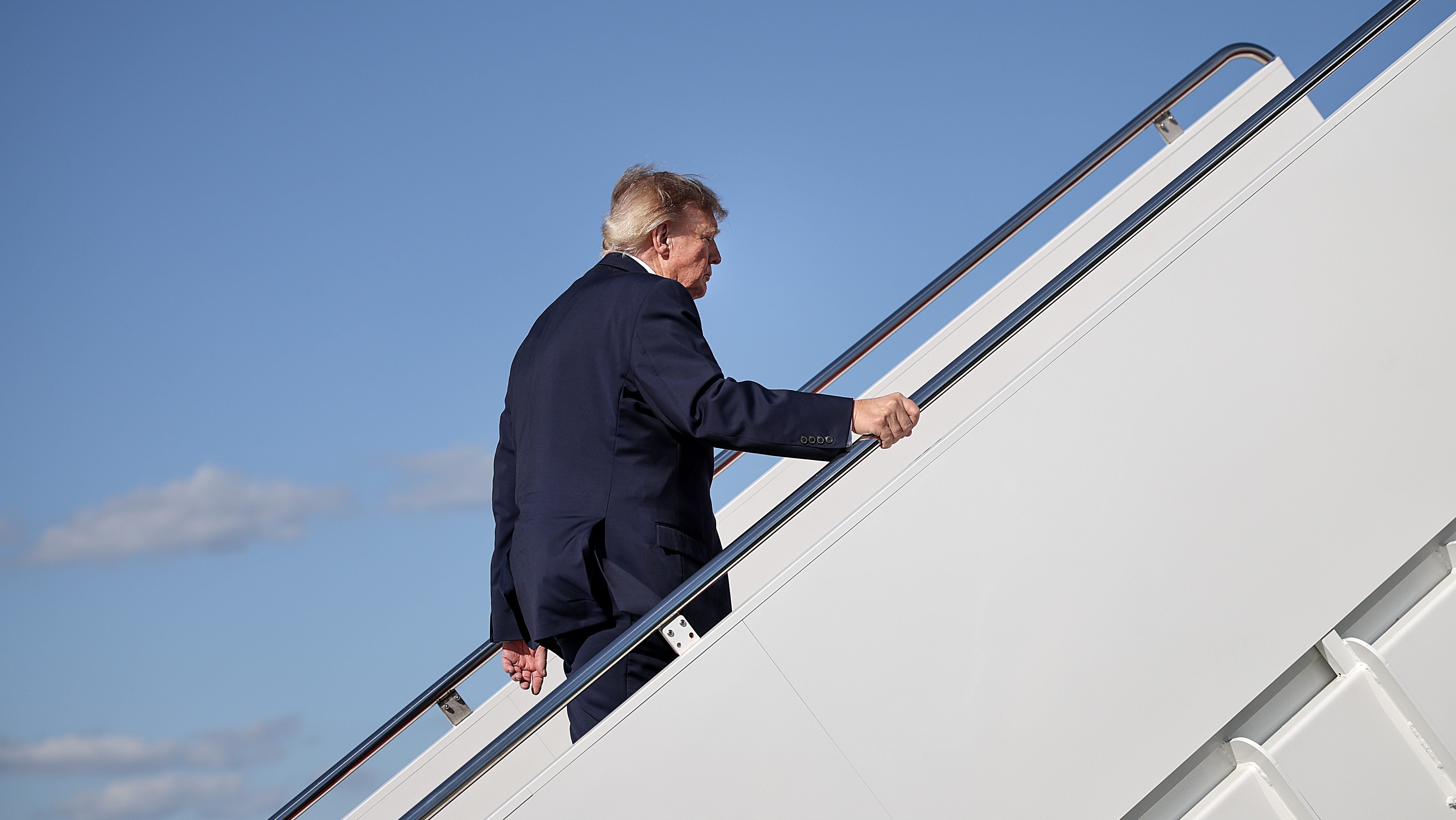 White House removes Politico from press pool amid ongoing media legal disputes.