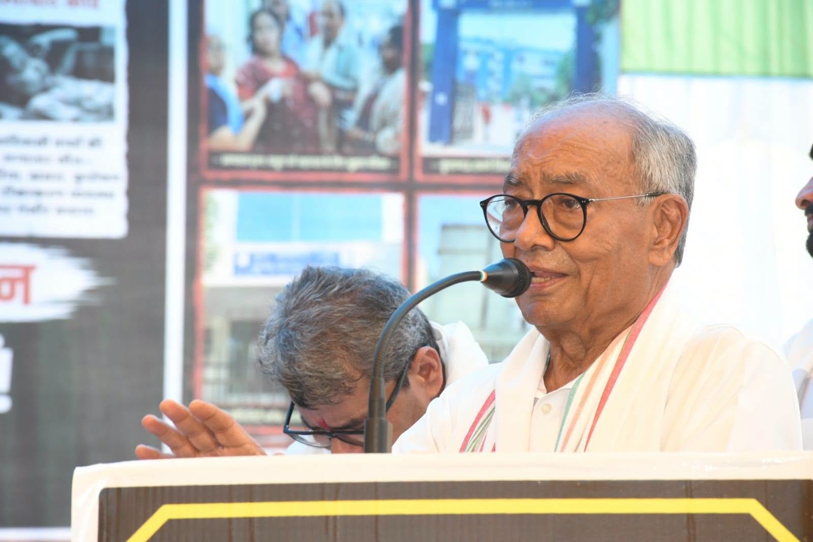Congress Leader Digvijaya Singh Accuses RSS and VHP of Dividing India