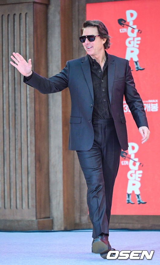 Tom Cruise greets devoted fans and discusses his new film during South Korea visit.