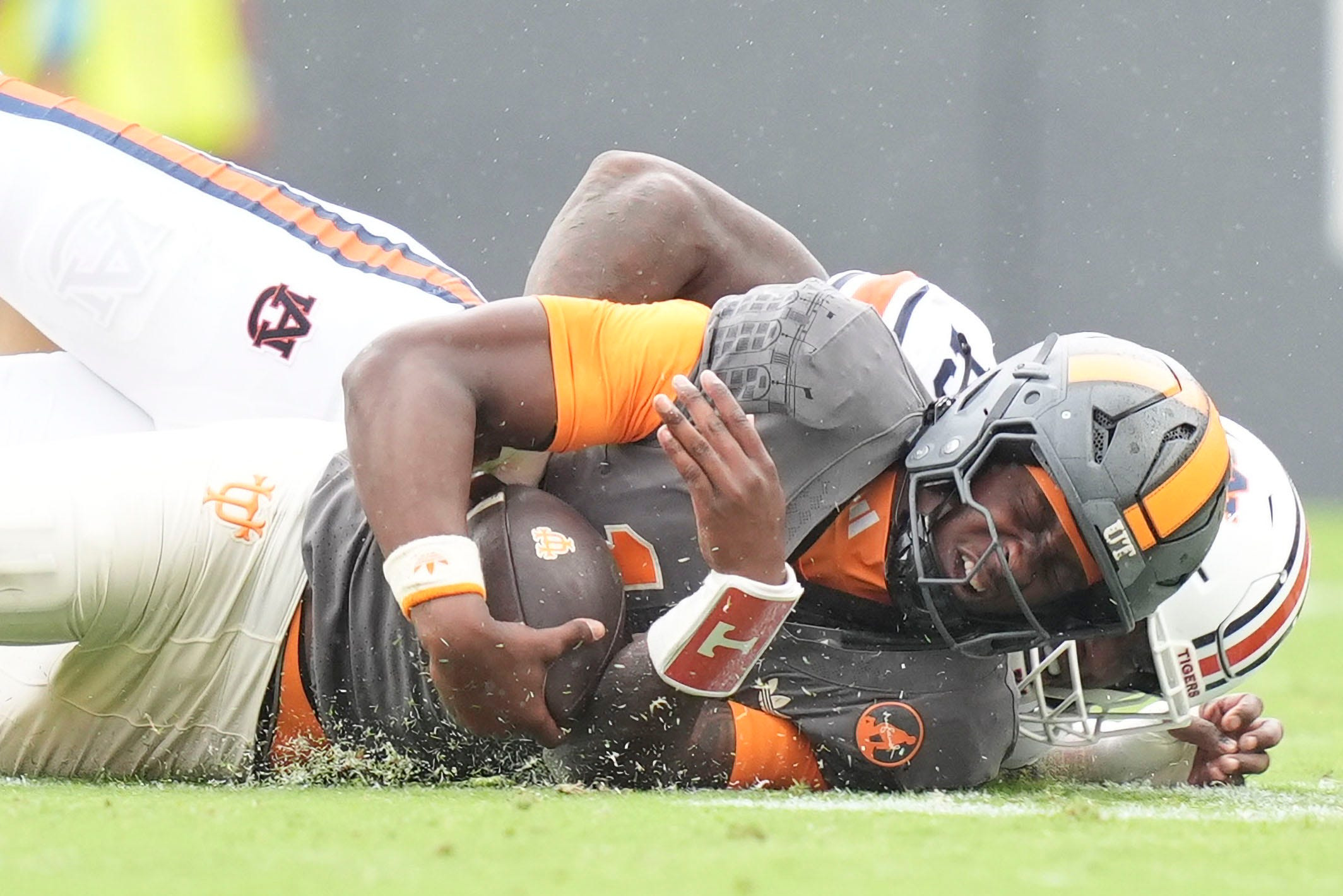Tennessee Benches Freshman Quarterback Faizon Brandon For Backup George MacIntyre Against Auburn
