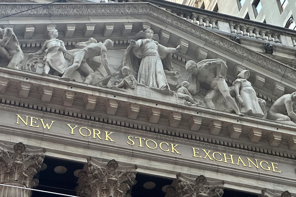 U.S. stocks advanced Monday as major indexes rose, led by Charles River Laboratories.