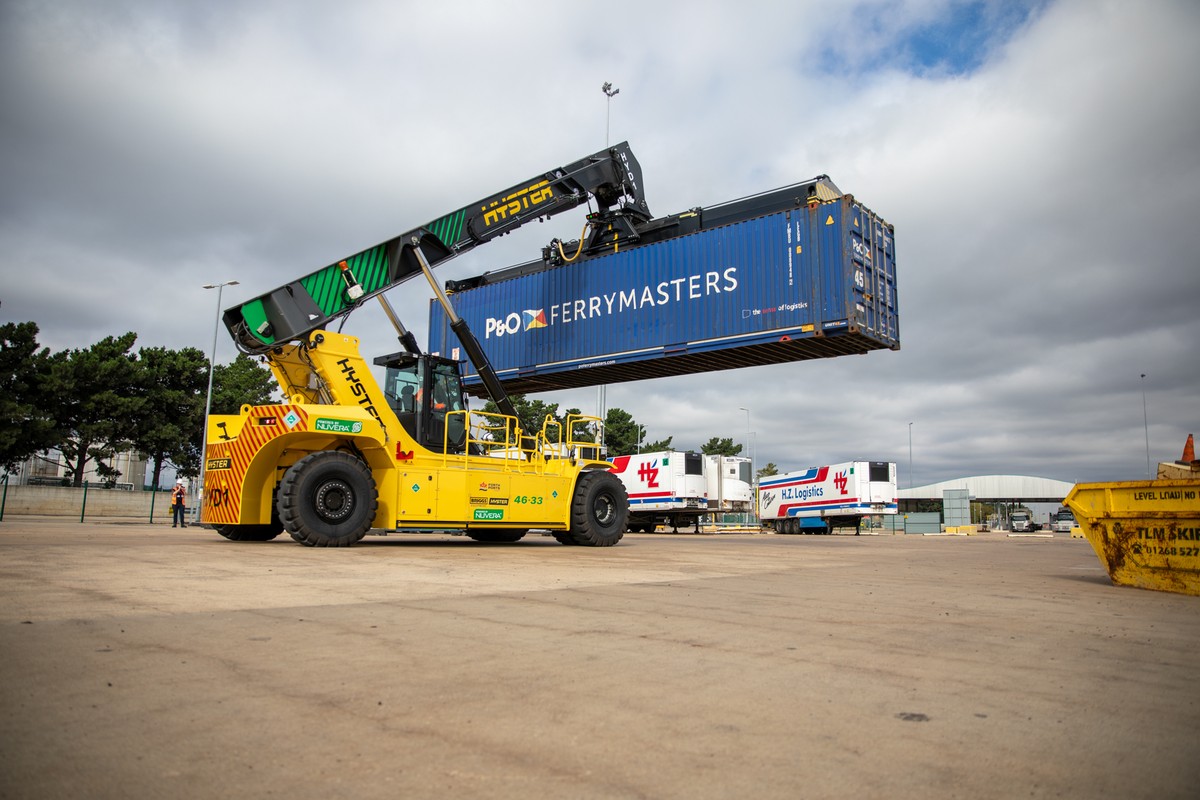 Hyster Deploys Hydrogen-Powered ReachStackers at Ports in the UK and Netherlands