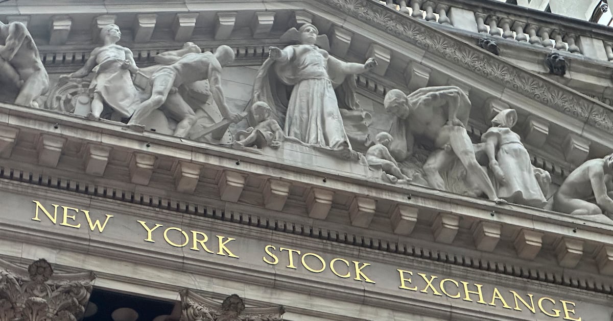 US Stocks Hold Near Record Highs Despite Recent Drops in Oil Prices