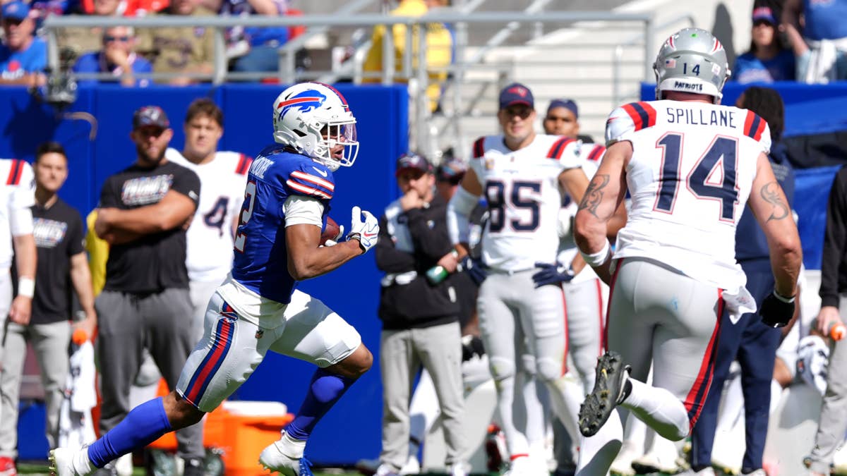 Buffalo Bills lose wide receiver DJ Moore and nose tackle Ed Oliver to injuries against Patriots.