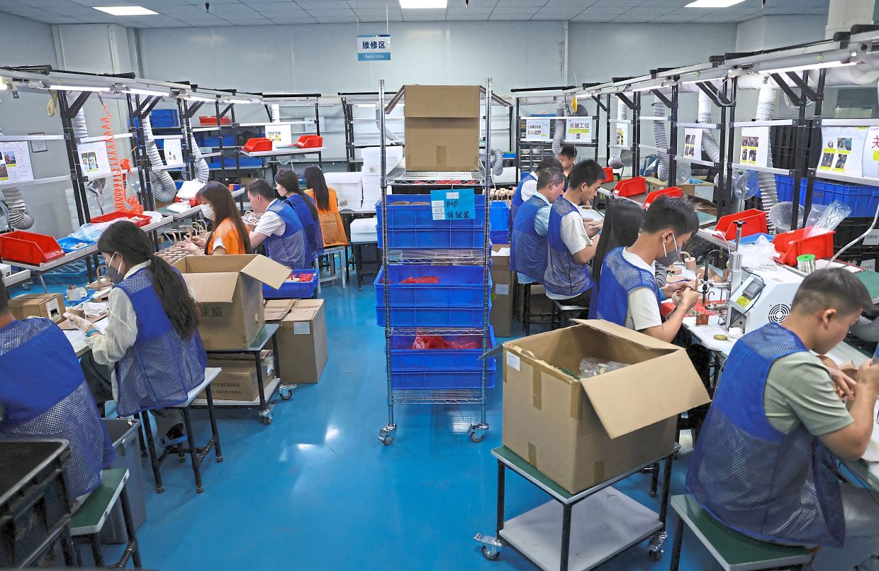 China Manufacturing and Services Return to Growth as Economic Stimulus Measures Take Effect