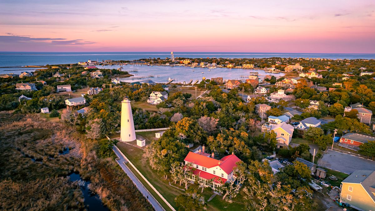 Stunning Waterfront Escapes Span Across the United States and Australia